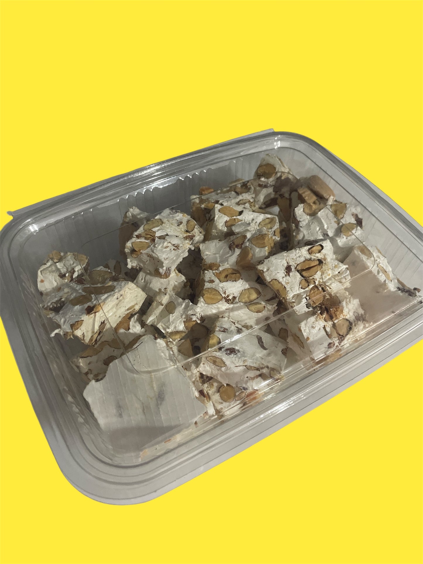 Torrone a pezzi in vaschetta