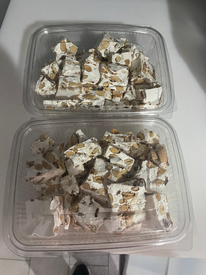 Torrone a pezzi alle mandorle