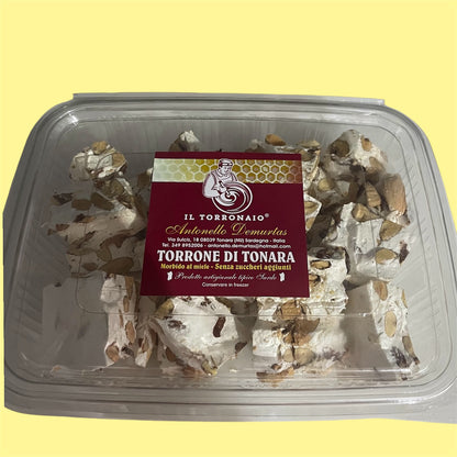 Torrone a pezzi alle mandorle